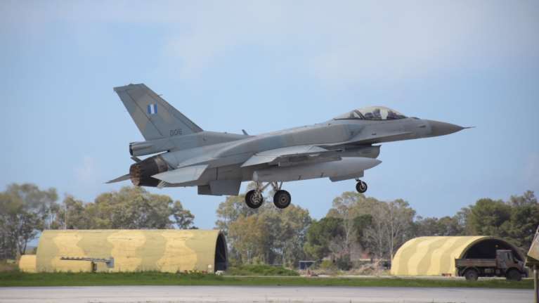 Συναγερμός στην Πολεμική Αεροπορία: Εγκατάλειψη F-16 κατά την προσγείωση στην Ανδραβίδα - Σώος ο πιλότος