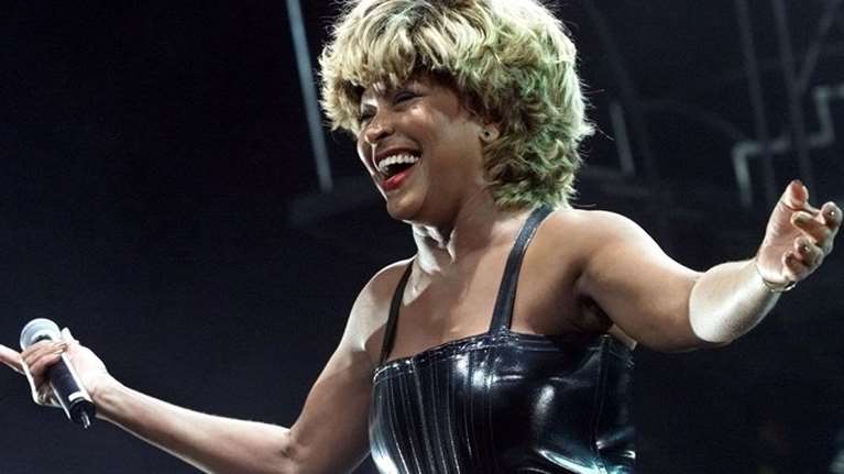 Τίνα Τέρνερ: &quot;Εγκατέλειψε&quot; τα παιδιά της για να ζήσει τον έρωτα με τον νεότερο σύντροφό της