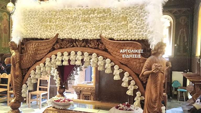 Αργολίδα: O συγκλονιστικός επιτάφιος αφιερωμένος στα θύματα των Τεμπών με 57 αγγελάκια και κατάλευκα άνθη