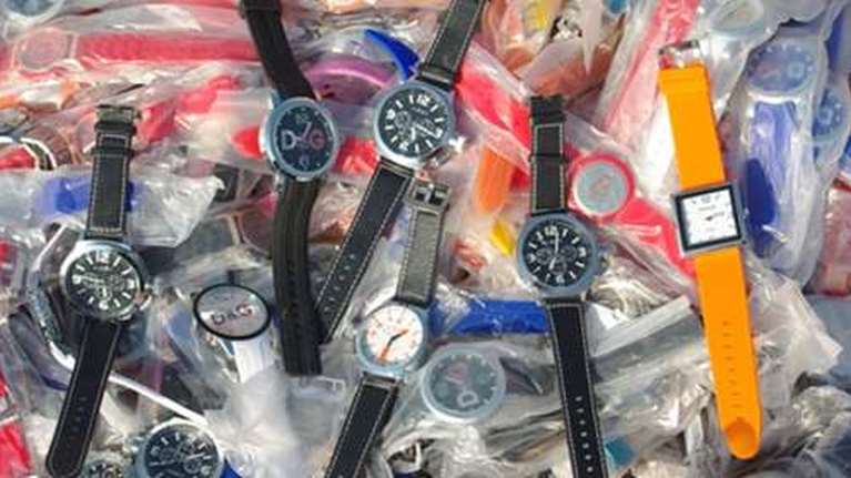 Κοντέινερ με 70.000 μαϊμού ρολόγια και 12.000 παπούτσια &quot;άδειασε&quot; η ΑΑΔΕ