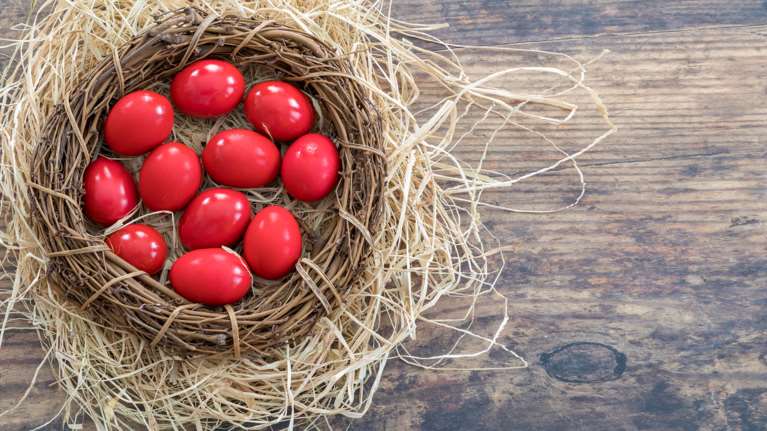 Πάσχα: Τσούγκρισμα κόκκινων αυγών αλλά με τα πιο... ακριβά στην Ευρώπη