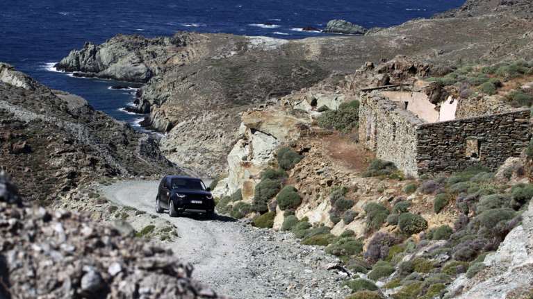 Με Land Rover Discovery στην Τήνο