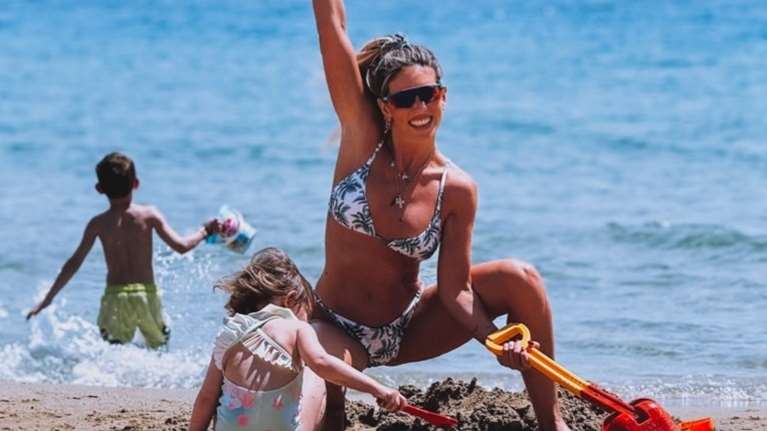 Πάσχα στη θάλασσα για την Αθηνά Οικονομάκου, τα παιδιά της και τον Μπρούνο Τσερέλα