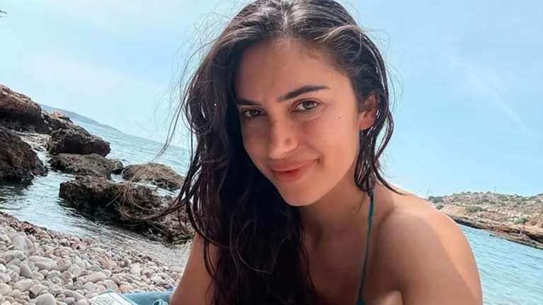 Άννα Πρέλεβιτς: Το καλοκαιρινό αξεσουάρ που δεν αποχωρίζεται στις διακοπές της στη Σικελία