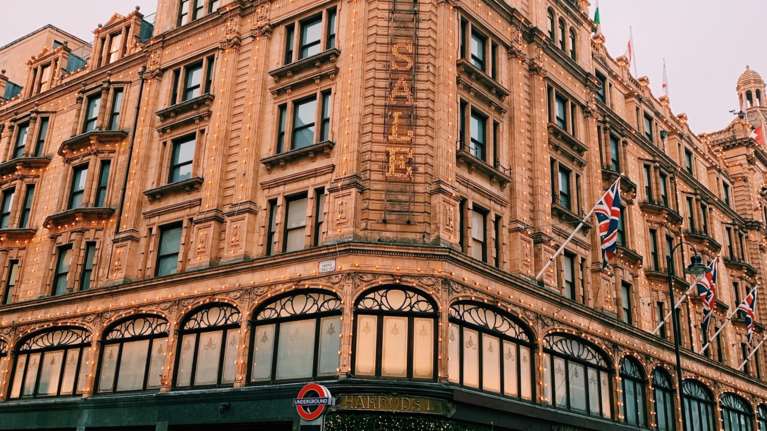 Ο CEO του Harrods και η κόρη του κάνουν πλάκα με τον κορονοϊό και εξοργίζουν την κοινή γνώμη