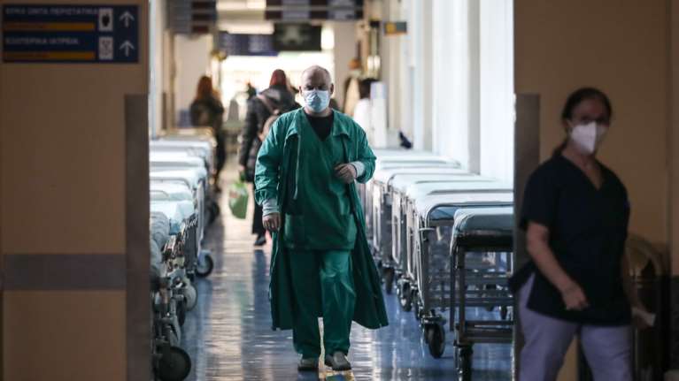 Tροπολογία για κίνητρα σε γιατρούς: 250 ευρώ  για να καλύπτουν εφημερίες σε άλλα νοσοκομεία λόγω κορονοϊού