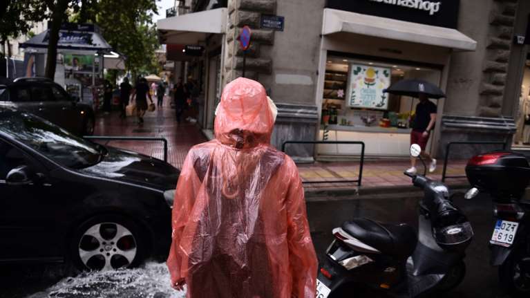 Σφοδροί νοτιάδες, βροχές και υψηλές θερμοκρασίες την Πέμπτη - Επιδείνωση σε όλη τη χώρα από την Παρασκευή [Βίντεο]