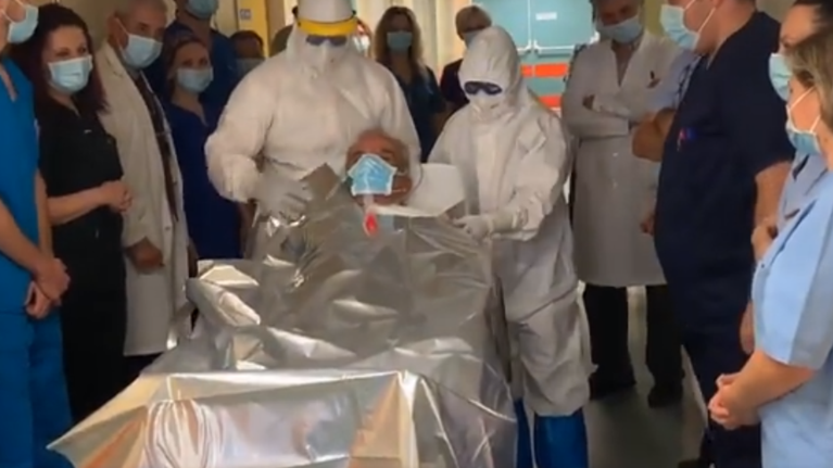 Λάρισα: Γιατροί και νοσηλευτές χειροκροτούν έναν 82χρονο που βγήκε από την ΜΕΘ- Αλλοι 2 αποσωληνώθηκαν