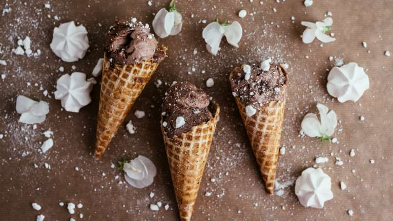 Θεϊκό σοκολατένιο παγωτό της στιγμής: Μόνο με 4 υλικά και χωρίς ζάχαρη - έτοιμο σε λίγα λεπτά