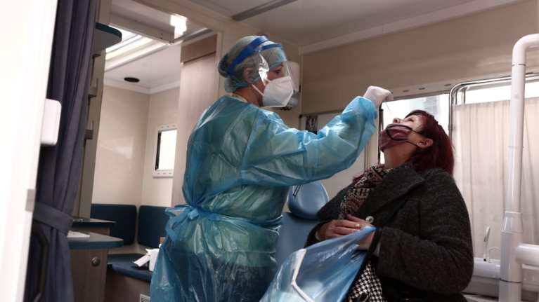 Κορονοϊός: Τα πρώτα πέντε κρούσματα της παραλλαγής Αρκτούρος - 57 θάνατοι και 61 διασωληνωμένοι