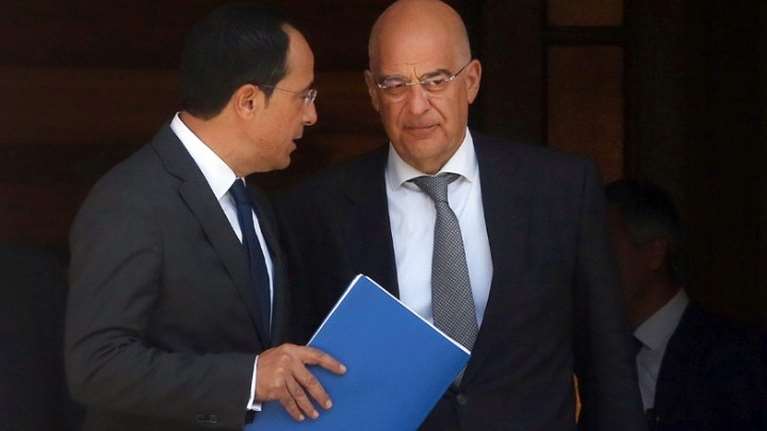Στην Κύπρο ο Δένδιας: Επαφές με Αναστασιάδη και Χριστοδουλίδη και το βλέμμα στην Τουρκία