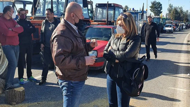 Η βουλευτής του ΠΑΣΟΚ Λιακούλη &quot;ευλογεί&quot; τα μπλόκα των αγροτών και προκαλεί αντιδράσεις- Το σχόλιο Ανδρουλάκη