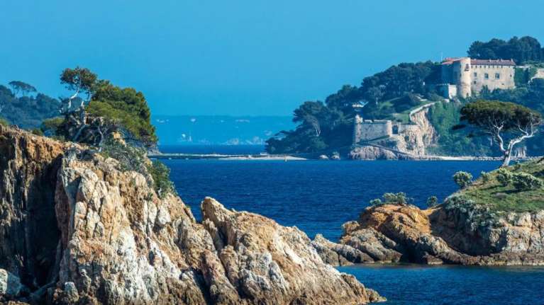 Ο υπέροχος Πύργος Brégançon: Δείτε που υποδέχθηκε την Ανγκελα Μέρκελ ο Εμανουέλ Μακρόν [Εικόνες-Βίντεο]