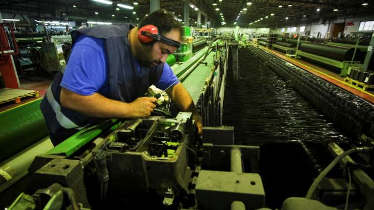 Μάσκες: Εφθασε τα 1,4 εκατ η ημερήσια παραγωγή της Πλαστικά Θράκης