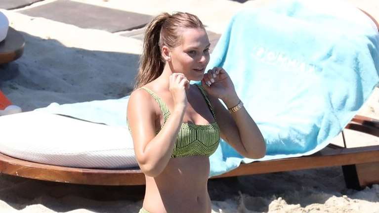 Μεγάλωσε πολύ: Η Υβόννη Μπόσνιακ σε παραλία της Μυκόνου με την κόρη της Ελένη