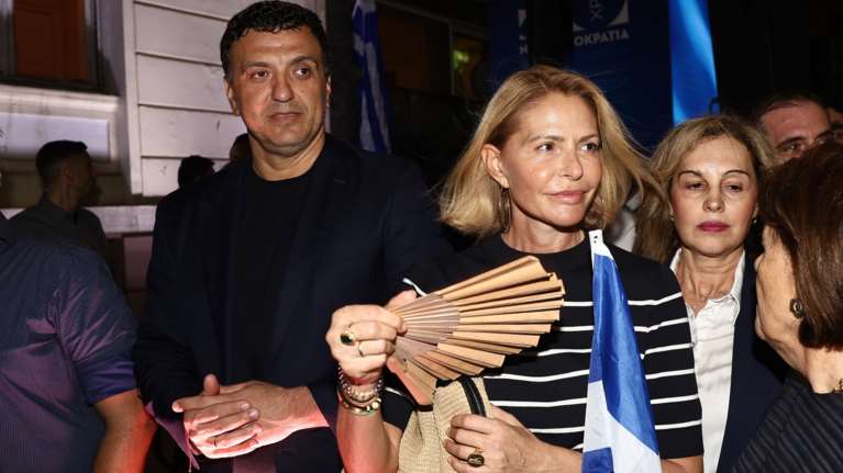 Τζένη Μπαλατσινού: Ο Β. Κικίλιας τη φωτογραφίζει  στην Πάτμο - Με ανάλαφρα ρούχα και ψάθινο καπέλο