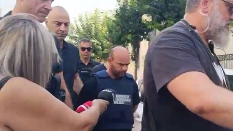 Βόλος: Με κατεβασμένο κεφάλι στον ανακριτή ο 40χρονος γυναικοκτόνος - Δεν απάντησε σε καμία ερώτηση, μπήκε από την πίσω πόρτα