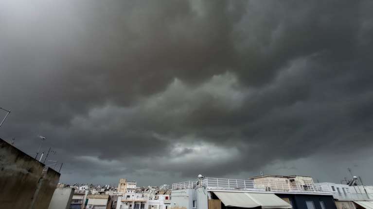 Κακοκαιρία: Σκοτείνιασε ο ουρανός της Αθήνας - Ξέσπασε σφοδρή καταιγίδα στην πρωτεύουσα