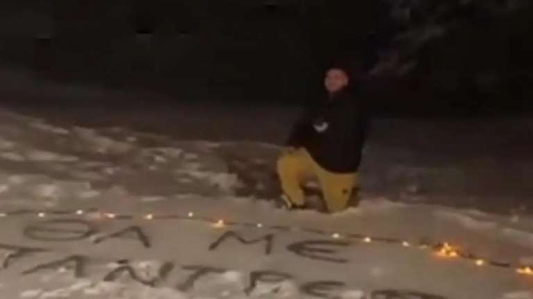 Φλώρινα: Viral πρόταση γάμου σε χιονοδρομικό – Γονάτισε στο χιόνι για το πολυπόθητο &quot;ναι&quot;