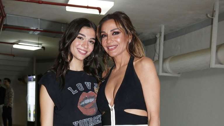 Η Δέσποινα Βανδή τραγουδάει με την κόρη της, Μελίνα Νικολαΐδη, ενώ ο γιος της, Γιώργος παίζει κιθάρα