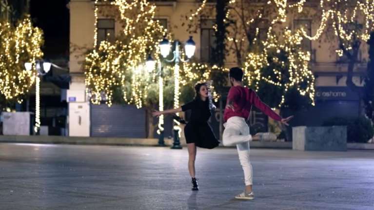 Εντυπωσιακό βίντεο: Η Νύχτα των Ευχών του Δήμου Αθηναίων - &quot;Φέτος η ίδια ευχή, να είμαστε όλοι μαζί&quot;