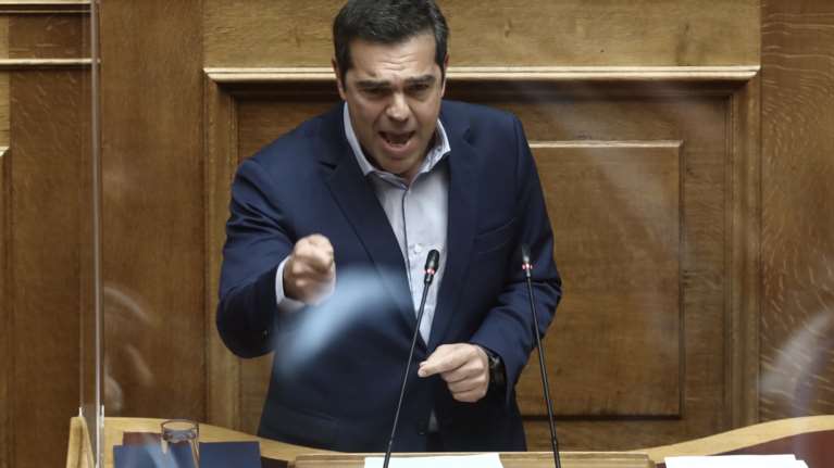 &quot;Πυρά&quot; Τσίπρα σε κυβέρνηση αλλά κυρίως σε Φώφη: Ντροπή το νομοσχέδιο, μεγαλύτερη ντροπή να το ψηφίζει η Γεννηματά