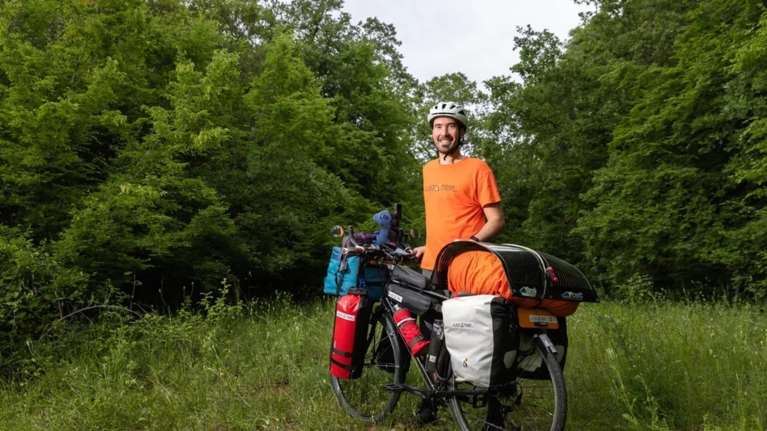 Στο ποδήλατο κουβαλάει το &quot;σπίτι&quot; του: Ταξιδεύει όλο τον κόσμο και δουλεύει εξ αποστάσεως - Πώς είναι η ζωή του