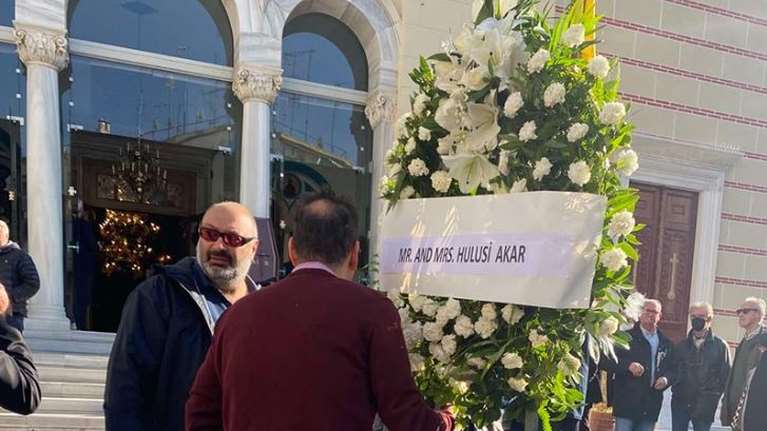 Συλλυπητήριο μήνυμα και στεφάνι του Χουλουσί Ακάρ στην κηδεία της μητέρας του Νίκου Παναγιωτόπουλου