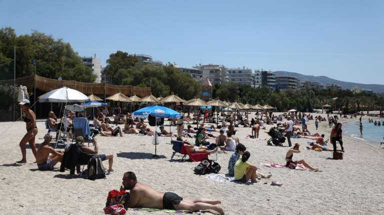 &quot;Πονοκέφαλος&quot; για λοιμωξιολόγους και κυβέρνηση ο συνωστισμός σε παραλίες και πλατείες
