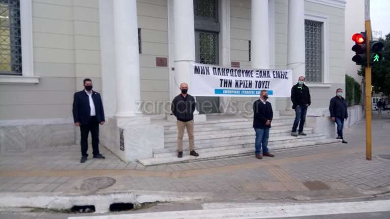 Χανιά: Παράσταση διαμαρτυρίας εμπόρων - Απέκλεισαν την Τράπεζα της Ελλαδος