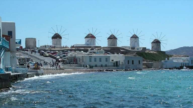 Κορονοϊός: Σαρωτικοί έλεγχοι - Χειροπέδες σε Γάλλο στη Μύκονο για πάρτι "Ιμπιζα" σε βίλα