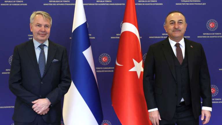 Πρόκληση Τσαβούσογλου: &quot;Μετανάστες πέθαναν επειδή η Ελλάδα τρύπησε τις βάρκες&quot; - Τον έβαλε στη θέση του ο Φινλανδός ΥΠΕΞ