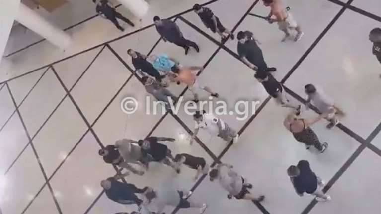 Βέροια: Σοβαρά επεισόδια μεταξύ Ρομά μέσα στα δικαστήρια [βίντεο]