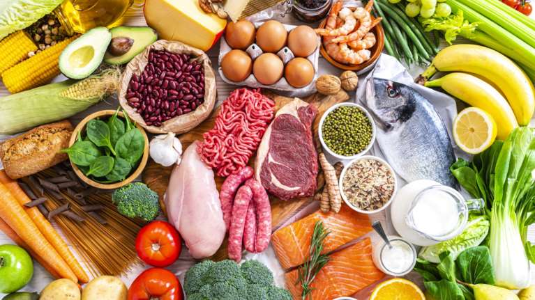 "Τρώμε ξανά αληθινό φαγητό": Οι Αμερικανοί αλλάζουν ριζικά τη διατροφική πυραμίδα - στο επίκεντρο η πρωτεΐνη και το κρέας