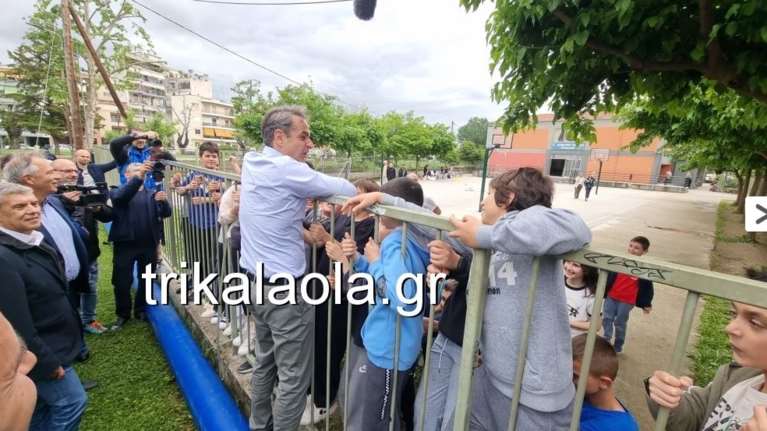 Εκλογές 2023: Η στιγμή που ο Μητσοτάκης σκαρφαλώνει στα κάγκελα δημοτικού σχολείου για να χαιρετήσει μαθητές