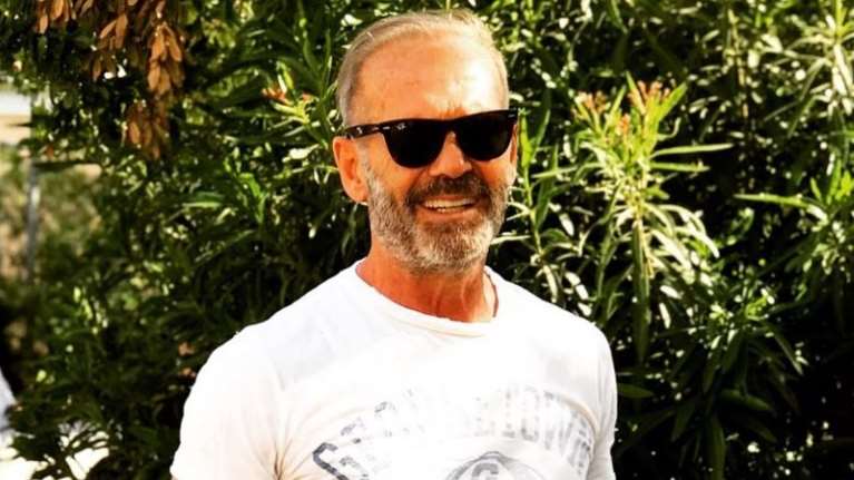 O Πέτρος Κωστόπουλος μαγειρεύει στο σπίτι του - Με εστίες γκαζιού και μωσαϊκό πάτωμα η κουζίνα του