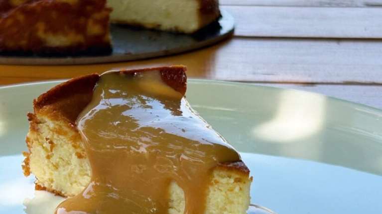 Συνταγή: Εύκολο, πεντανόστιμο και δροσερό γιαουρτογλυκό με καραμέλα