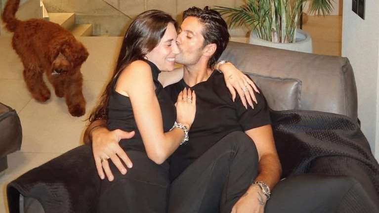 Μια ματιά στο σπίτι του Γιώργου Καράβα &amp; της Ραφαέλας Ψαρρού: Το elegant σαλόνι με τη minimal διακόσμηση