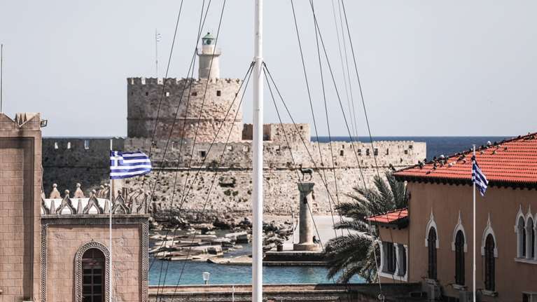 Ρόδος: Τρεις Ολλανδοί τουρίστες ξήλωσαν ελληνική σημαία 28 τετραγωνικών από μεσαιωνικό φρούριο