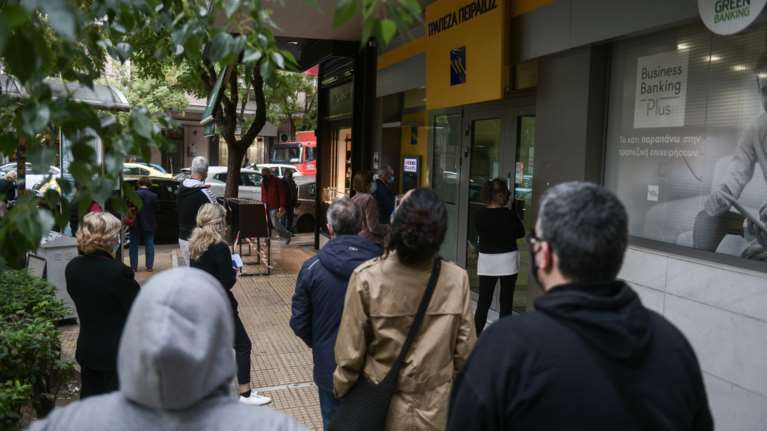 Δώρο Πάσχα 2021: Μέχρι το απόγευμα πιστώνεται στους δικαιούχους - Πώς υπολογίζεται και τι ισχύει για όσους είναι σε αναστολή