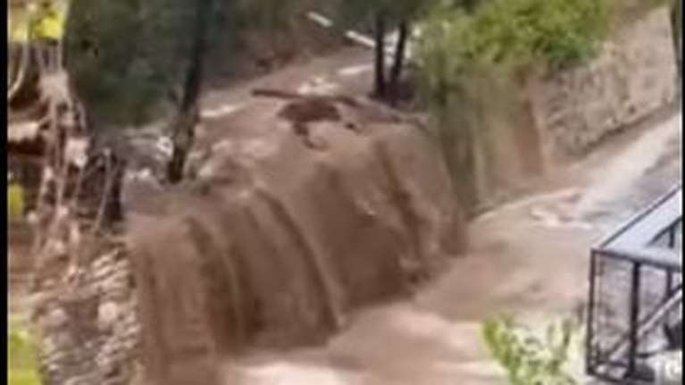 Κακοκαιρία Μπάλλος: &quot;Καταρράκτης&quot; στον Λυκαβηττό από τα ορμητικά νερά της καταιγίδας [Βίντεο]