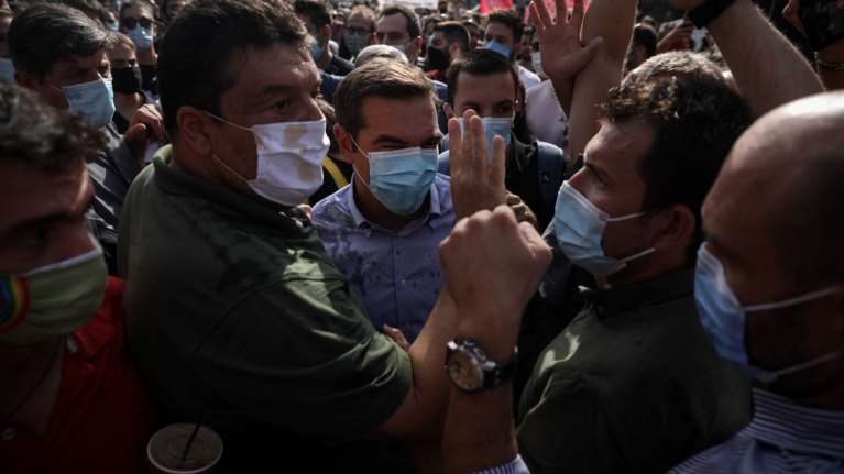 Δίκη Χρυσής Αυγής: Γιατί &quot;πιάστηκαν στα χέρια&quot; μέλη της ΑΝΤΑΡΣΥΑ με οπαδούς του ΣΥΡΙΖΑ- Πέταξαν καφέ στον Τσίπρα