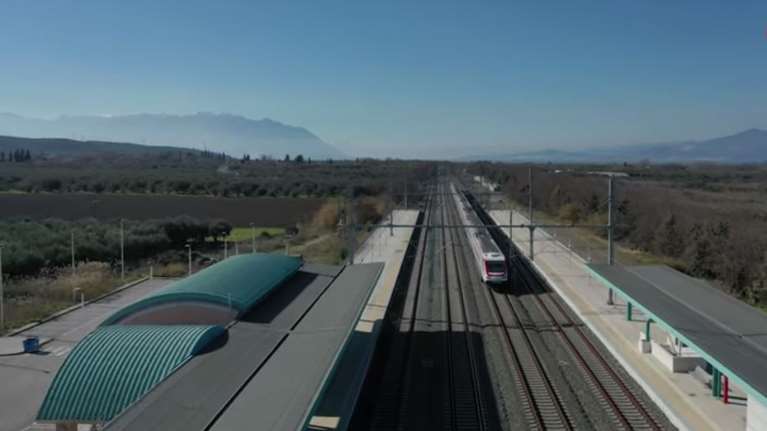 &quot;Λευκό Βέλος&quot;: Δείτε το γρηγορότερο τρένο της Ελλάδας από ψηλά να τρέχει με 200χλμ/ωρα [Βίντεο]