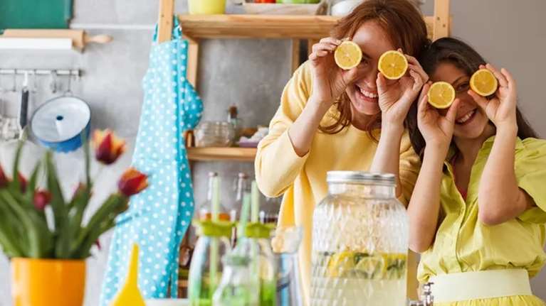 7 συνταγές με βάση το νερό και το λεμόνι για αποτοξίνωση - πώς βοηθούν το σώμα