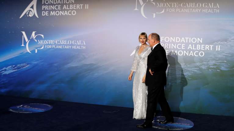 Πριγκίπισσα Σαρλίν: Η υπέρλαμπρη εμφάνιση με sparkly τουαλέτα και 20s hairstyle