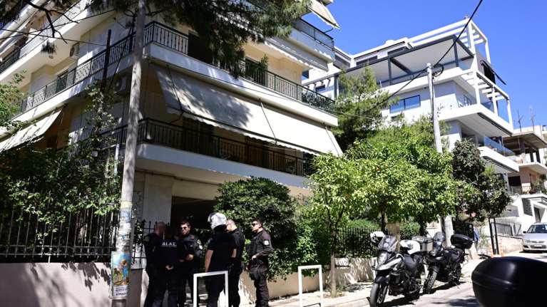 Ηλιούπολη: Σκότωσε τη μητέρα του και αυτοκτόνησε μετά από τρεις ημέρες - "Κλειδί" το τηλεφώνημα της γιαγιάς