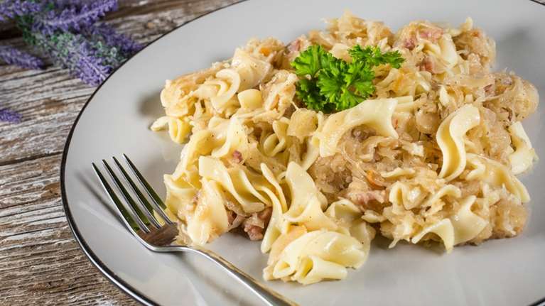 Χειμωνιάτικη μακαρονάδα με καραμελωμένο λάχανο, έτοιμη σε 20 λεπτά