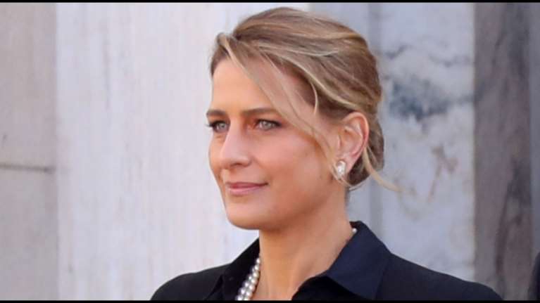 Τατιάνα Μπλάτνικ: Η βραδινή έξοδος με vintage Gucci scarf shirt με τεράστια μανίκια νυχτερίδα