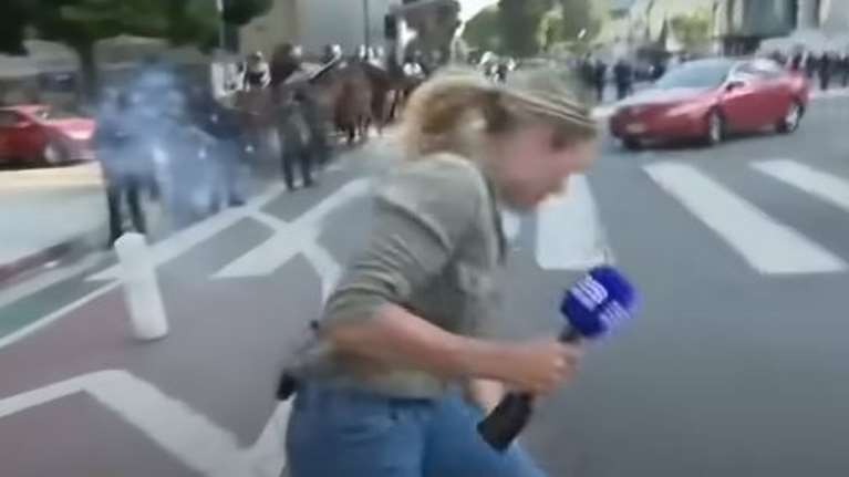 Λος Αντζελες: Η στιγμή που δημοσιογράφος δέχεται on air πλαστική σφαίρα κατά τη διάρκεια των διαδηλώσεων