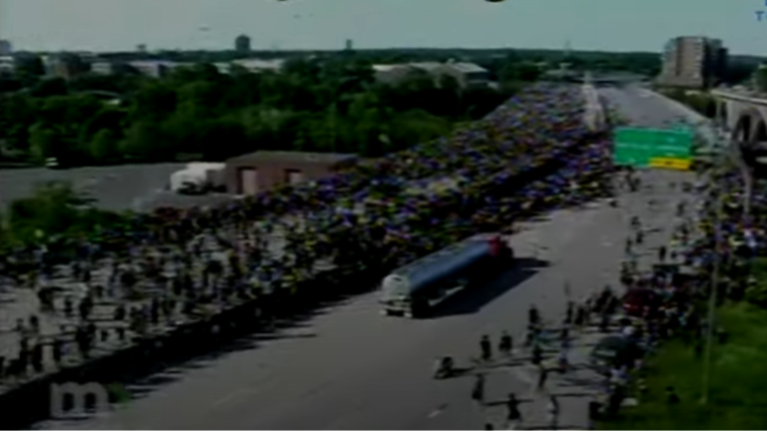 ΗΠΑ: Οδηγός απείλησε με τόξο διαδηλωτές και του επιτέθηκαν - Βυτιοφόρο παραλίγο να πέσει πάνω σε κόσμο